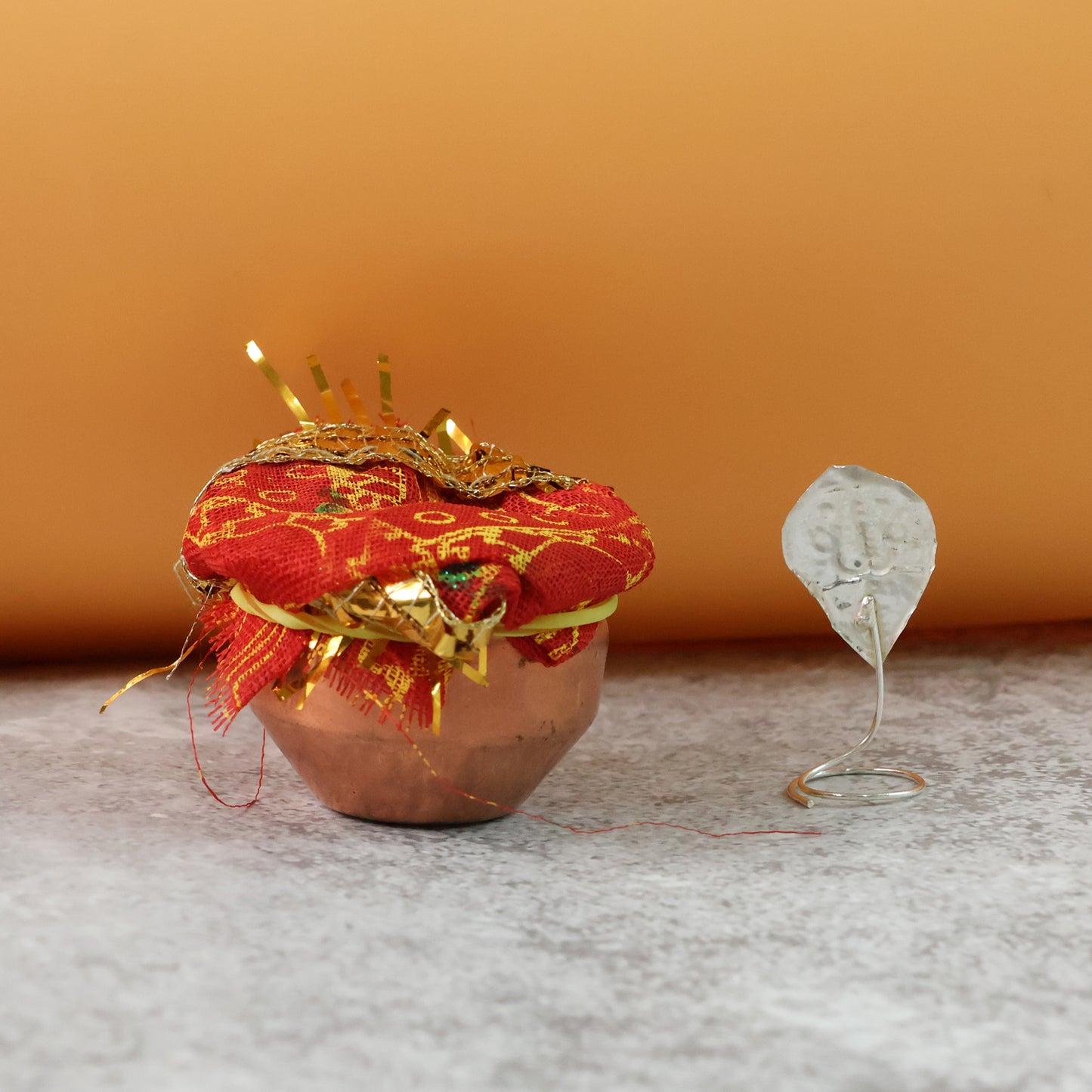 Mini Kalash Pooja Set – Decorative Copper-Style Kalash with Cloth Cover, Foil Deity/Yantra Tokens Navratna Pieces (1 Set)