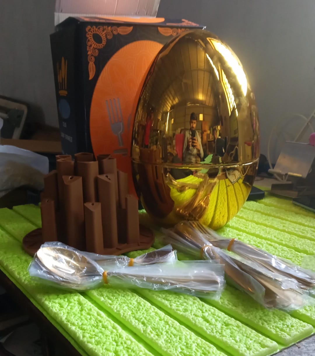 Premium 24-Piece Golden Cutlery Set with Stylish Oval Stand