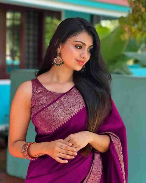 AXONIT Emerald Elegance Jacquard Silk Saree with Rich Gold Zari Pallu