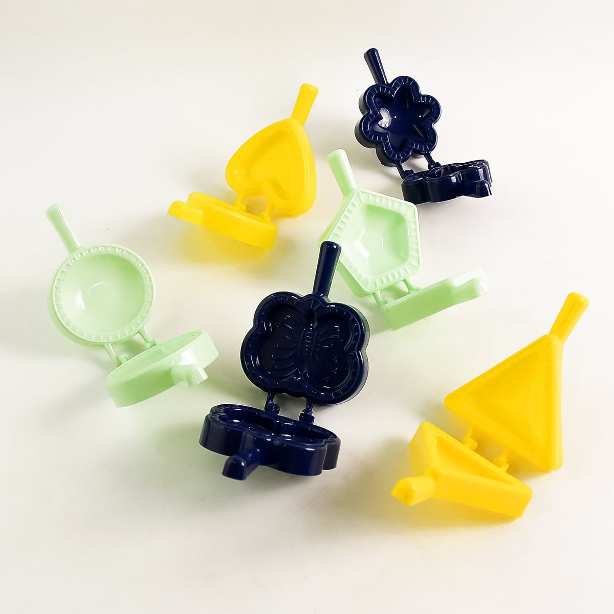 1 Pc Assorted Shape Plastic Snack Mould (Mix Design 1 Pc) HP DD