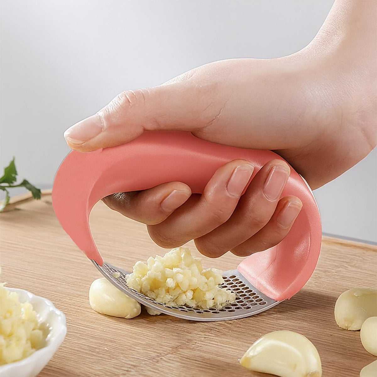 Supermom Premium Curve Garlic Press Crusher (1 Pc) HP DD