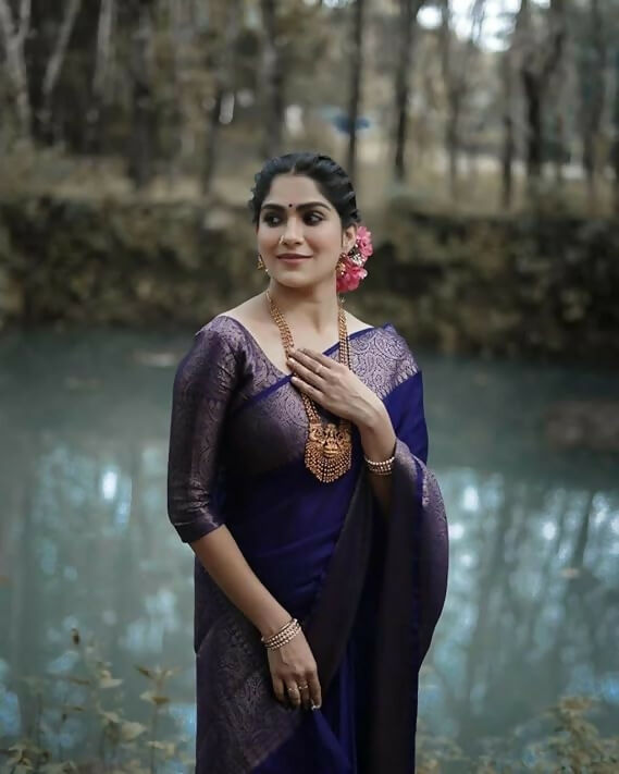 AXONIT Emerald Elegance Jacquard Silk Saree with Rich Gold Zari Pallu