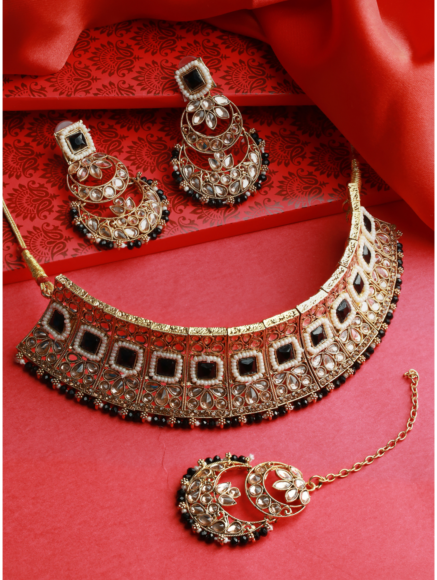 Black Kundan Gold Plated Choker Set With Maangtikka