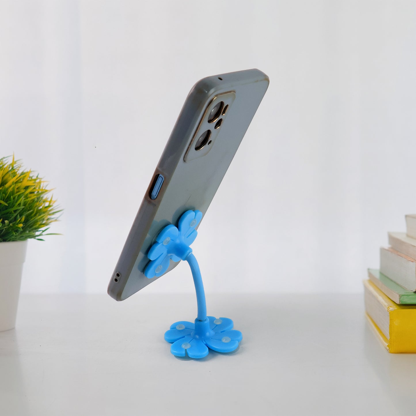 360 Rotatable Flower Shape Cellphone Holder Car Mount Sucker Stand (Multicolored With Box))