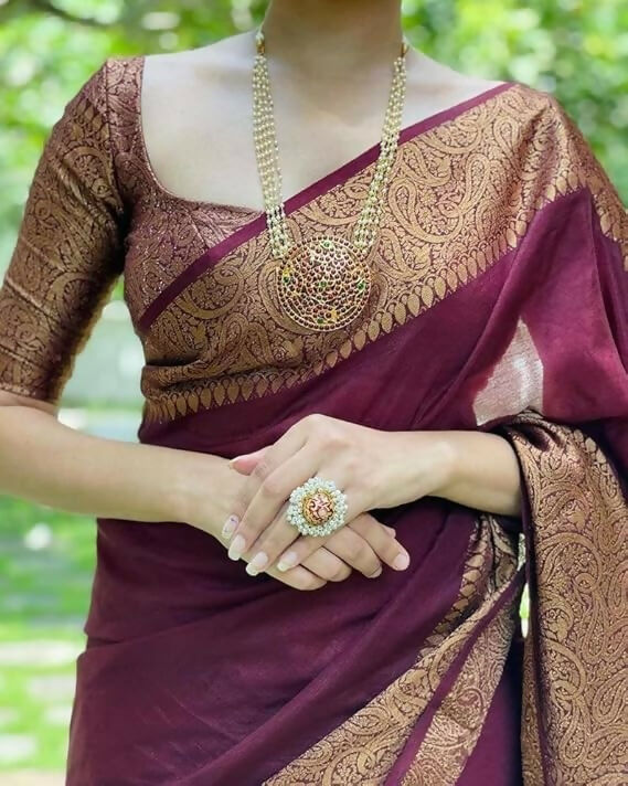 AXONIT Emerald Elegance Jacquard Silk Saree with Rich Gold Zari Pallu