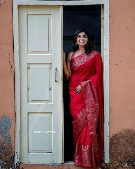 AXONIT Emerald Elegance Jacquard Silk Saree with Rich Gold Zari Pallu