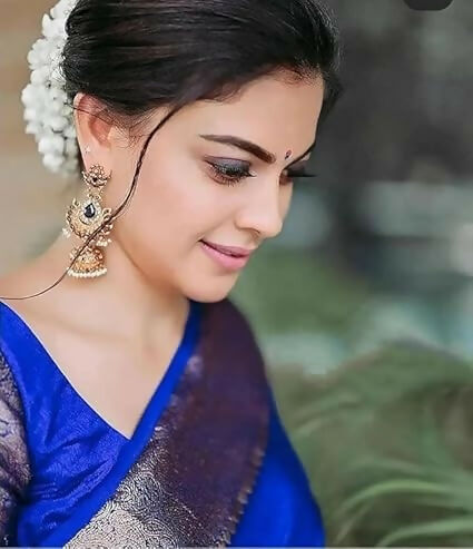 AXONIT Emerald Elegance Jacquard Silk Saree with Rich Gold Zari Pallu