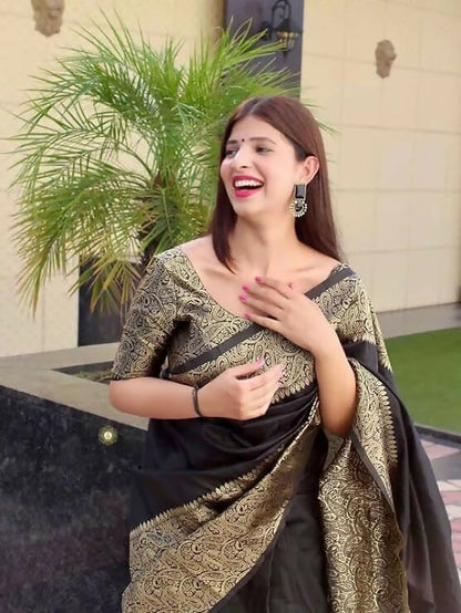 AXONIT Emerald Elegance Jacquard Silk Saree with Rich Gold Zari Pallu