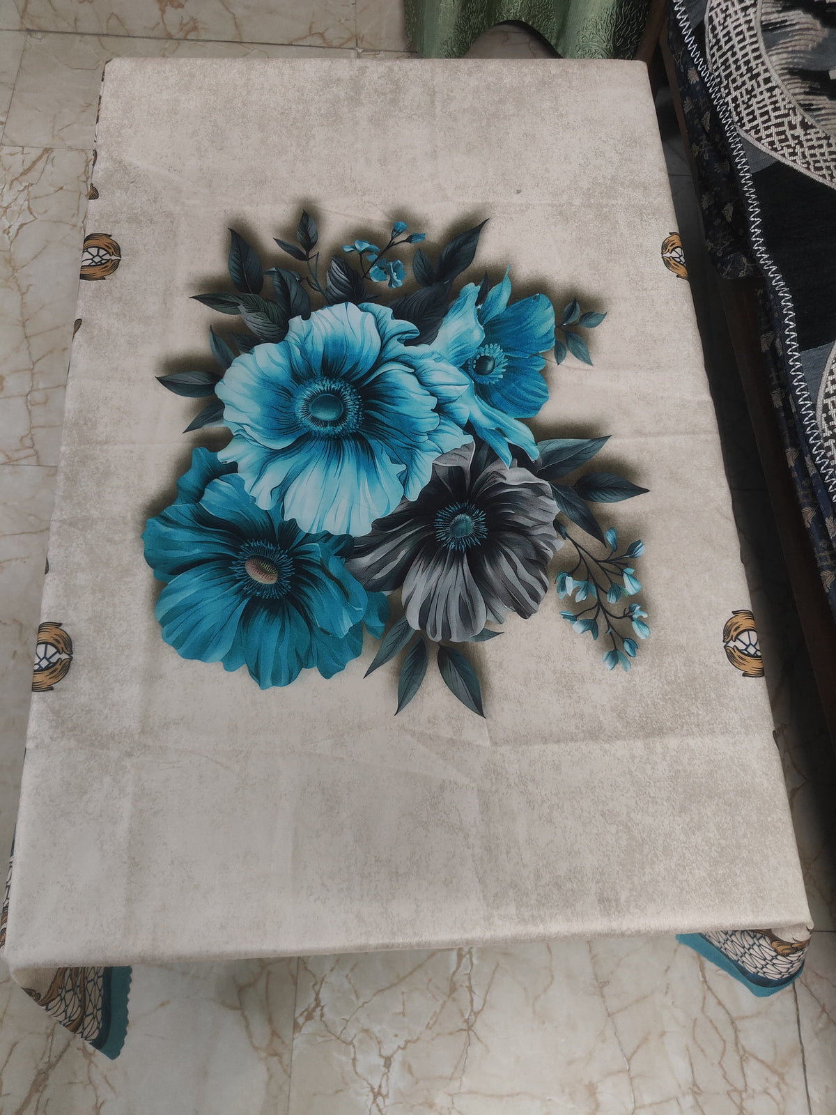 Blue Daisy printed cotton table cover in blue - image 4