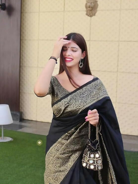 AXONIT Emerald Elegance Jacquard Silk Saree with Rich Gold Zari Pallu