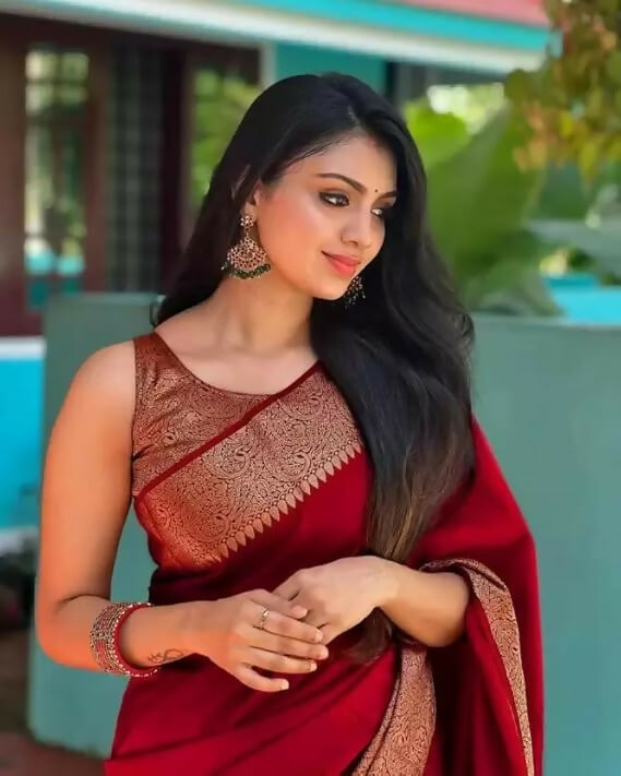 AXONIT Emerald Elegance Jacquard Silk Saree with Rich Gold Zari Pallu
