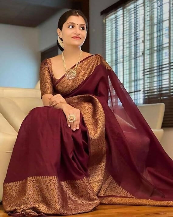 AXONIT Emerald Elegance Jacquard Silk Saree with Rich Gold Zari Pallu