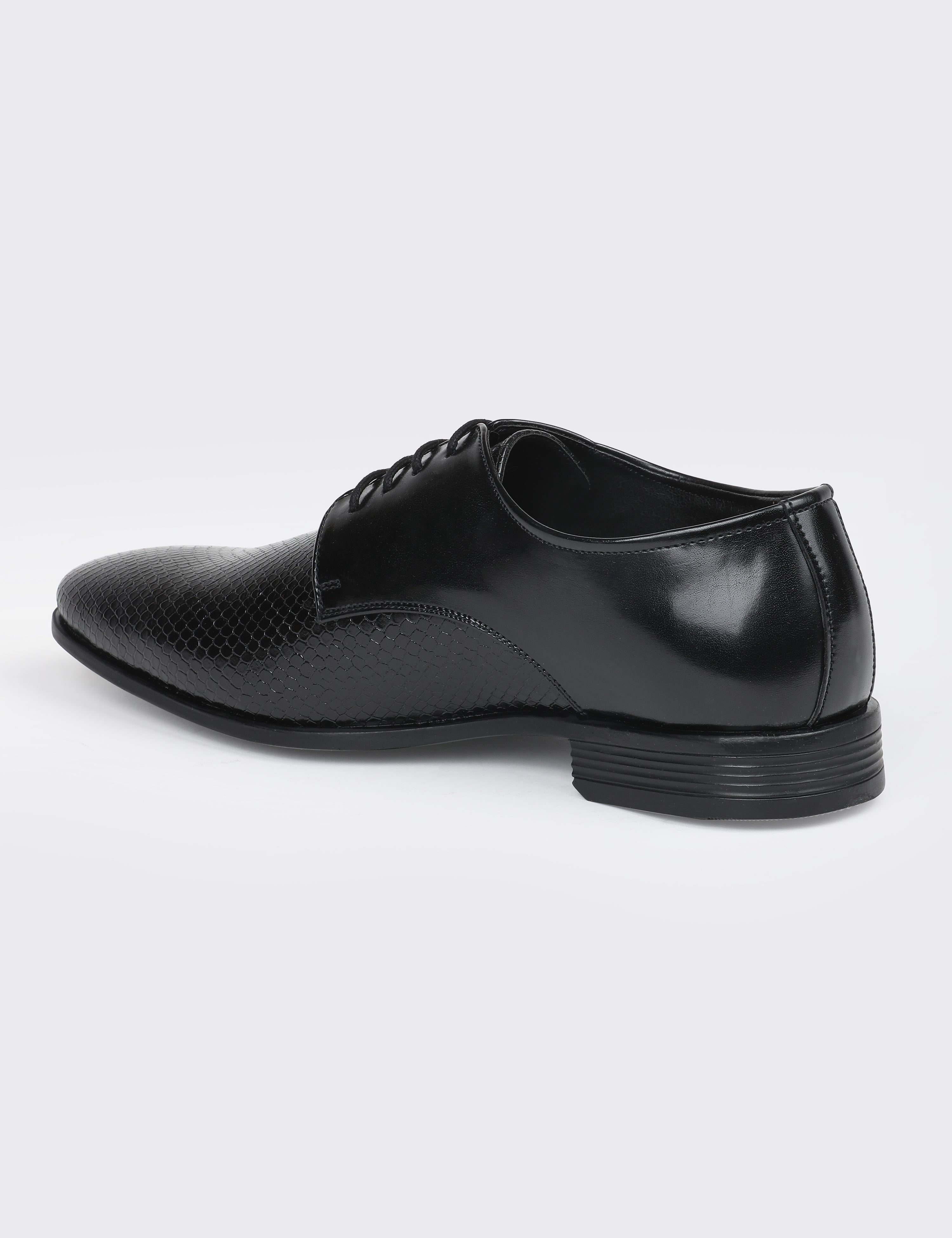 The Jonas Black Men Textured Derby V8 By Ruosh