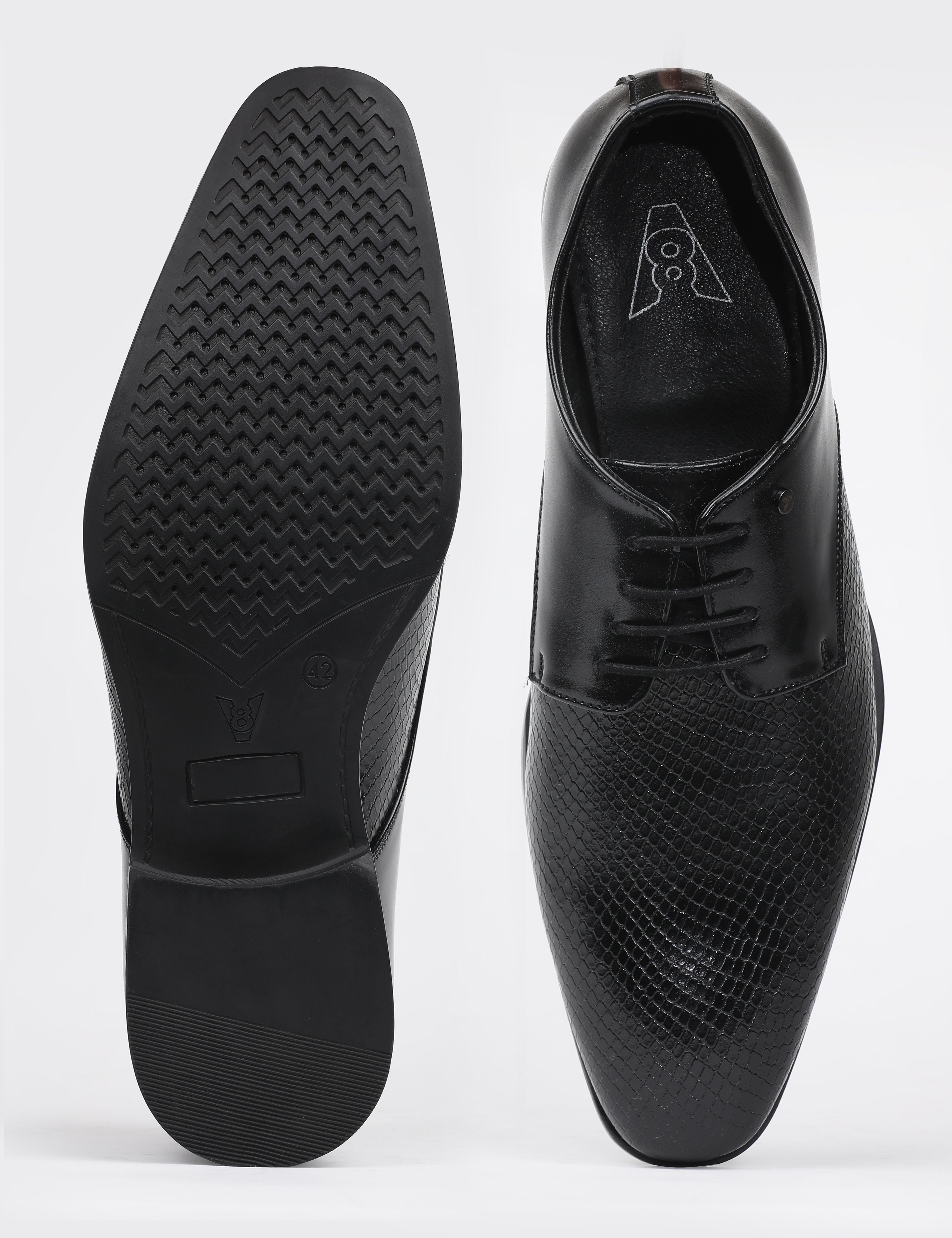 The Jonas Black Men Textured Derby V8 By Ruosh