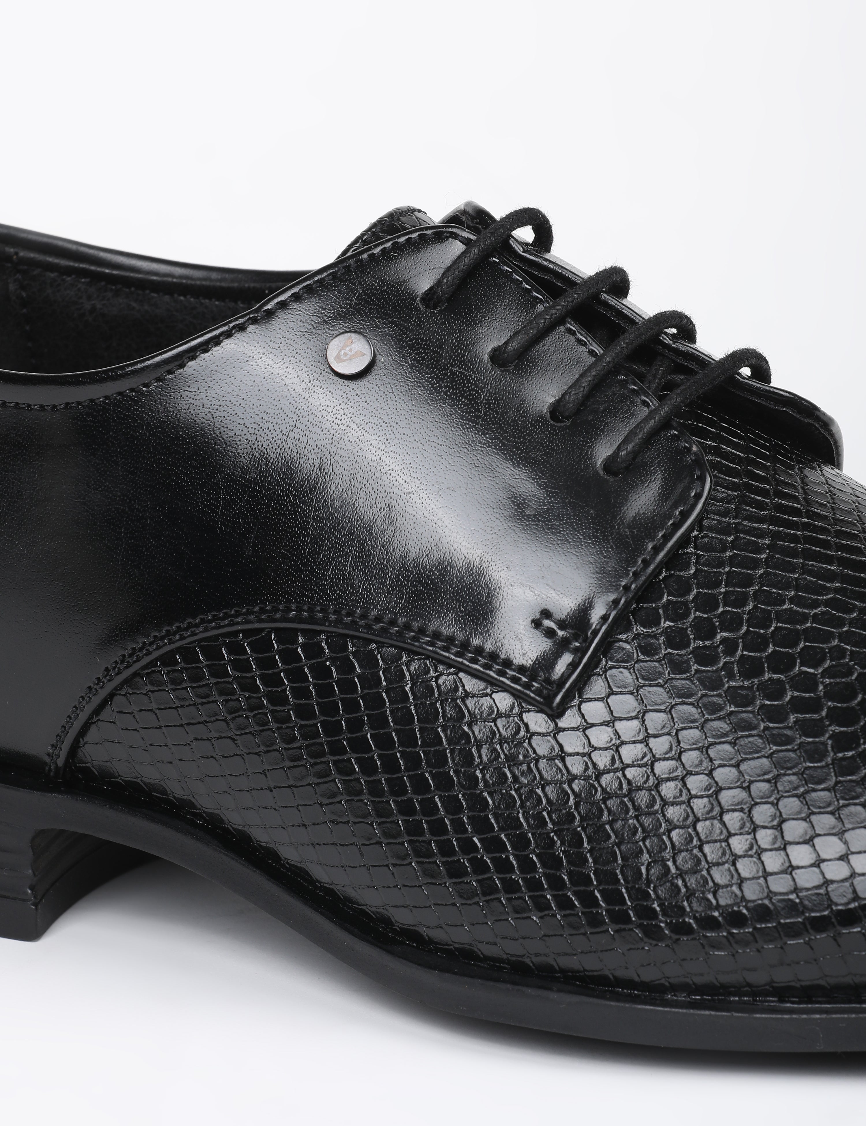 The Jonas Black Men Textured Derby V8 By Ruosh