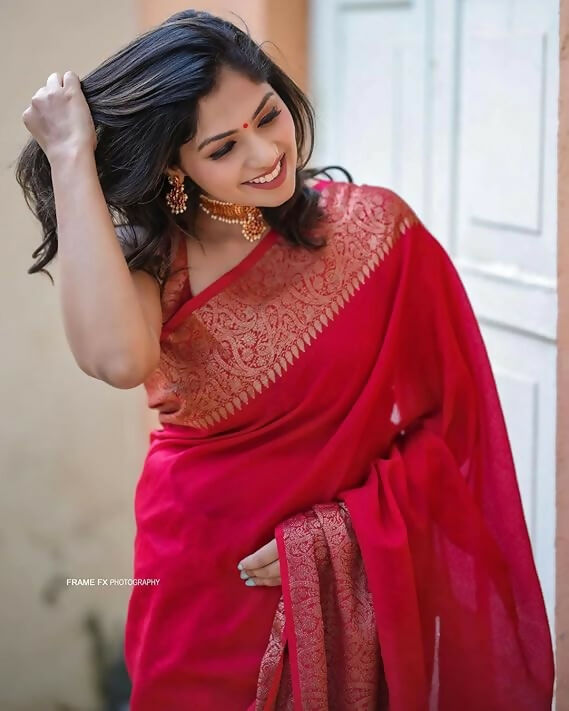 AXONIT Emerald Elegance Jacquard Silk Saree with Rich Gold Zari Pallu