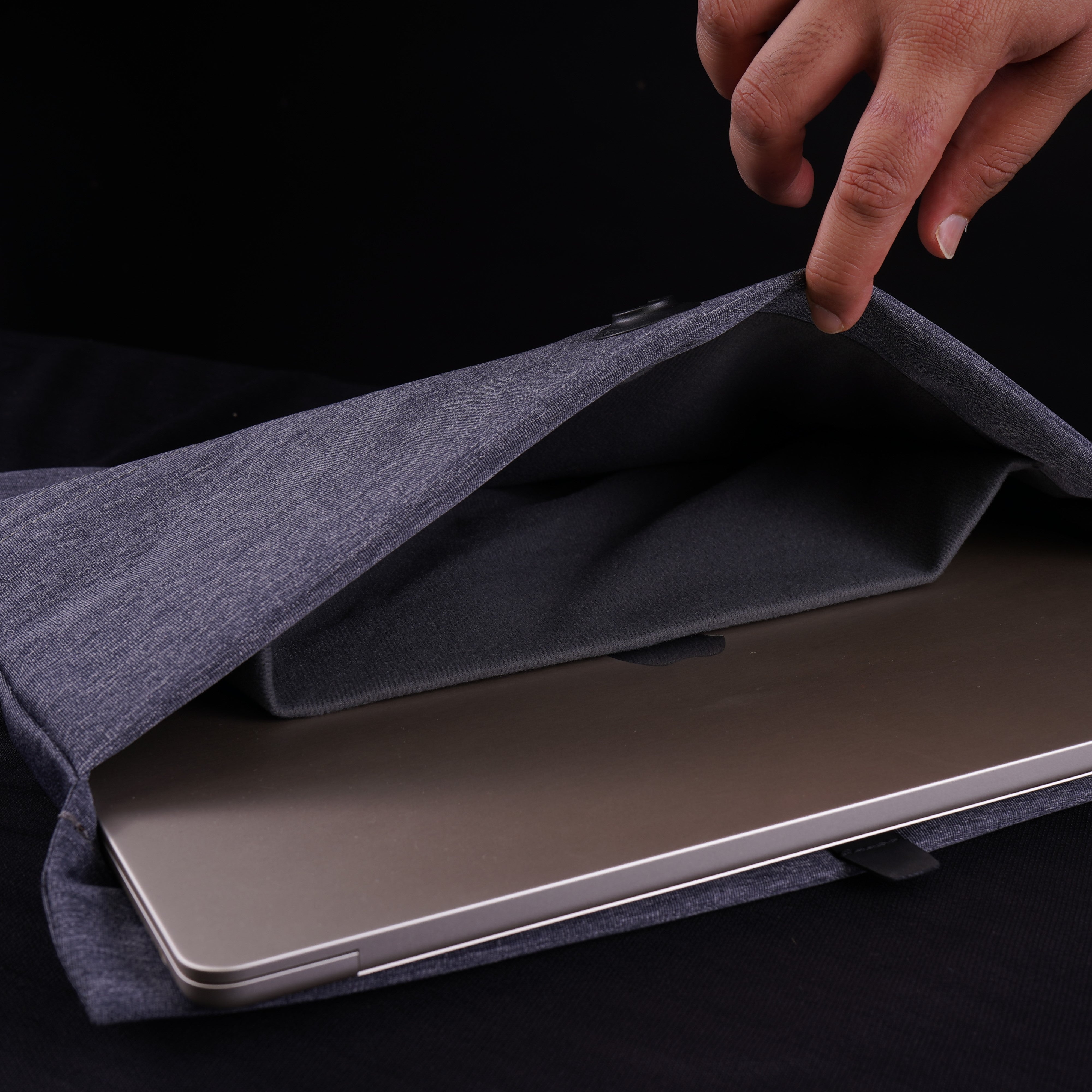 TravelSafe Laptop Sleeve in Grey - FIDLOCK closure detail