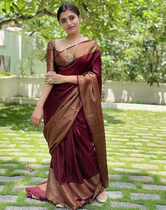 AXONIT Emerald Elegance Jacquard Silk Saree with Rich Gold Zari Pallu