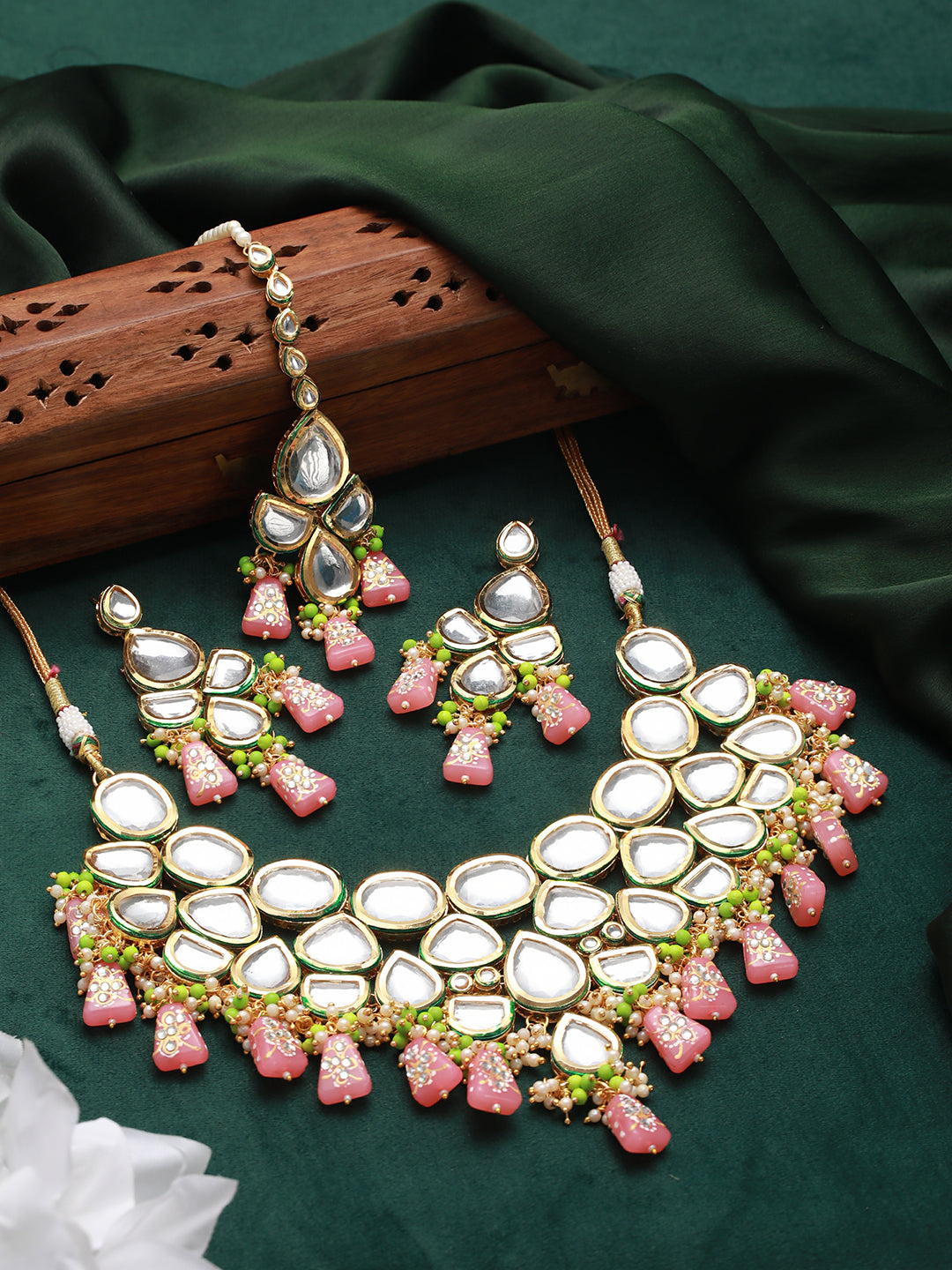 Women Pink Gold-Plated Ornate Pearl Kundan Jewellery Set With Maangtikka