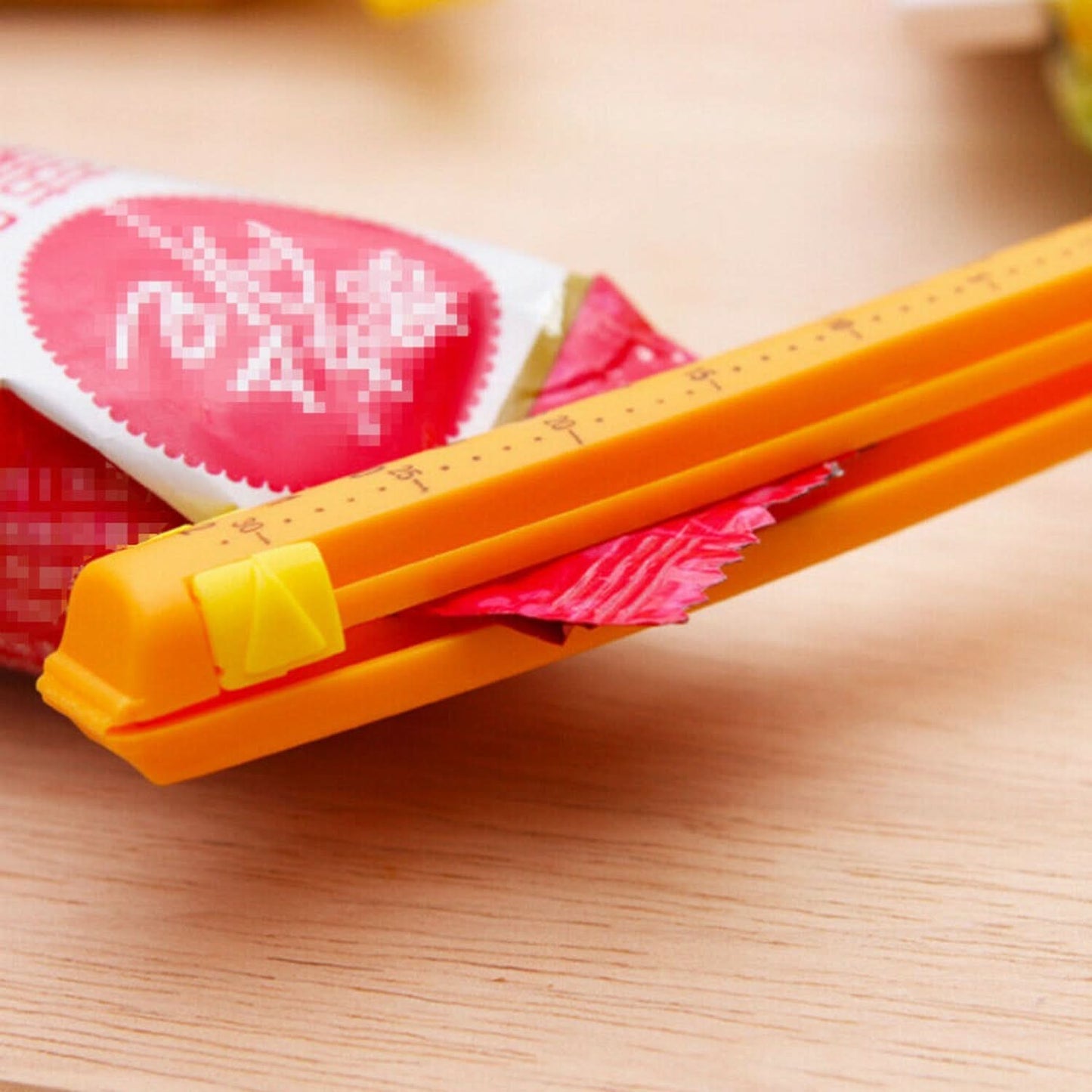 4 piece food sealing clips to keep packed food fresh and contamination free