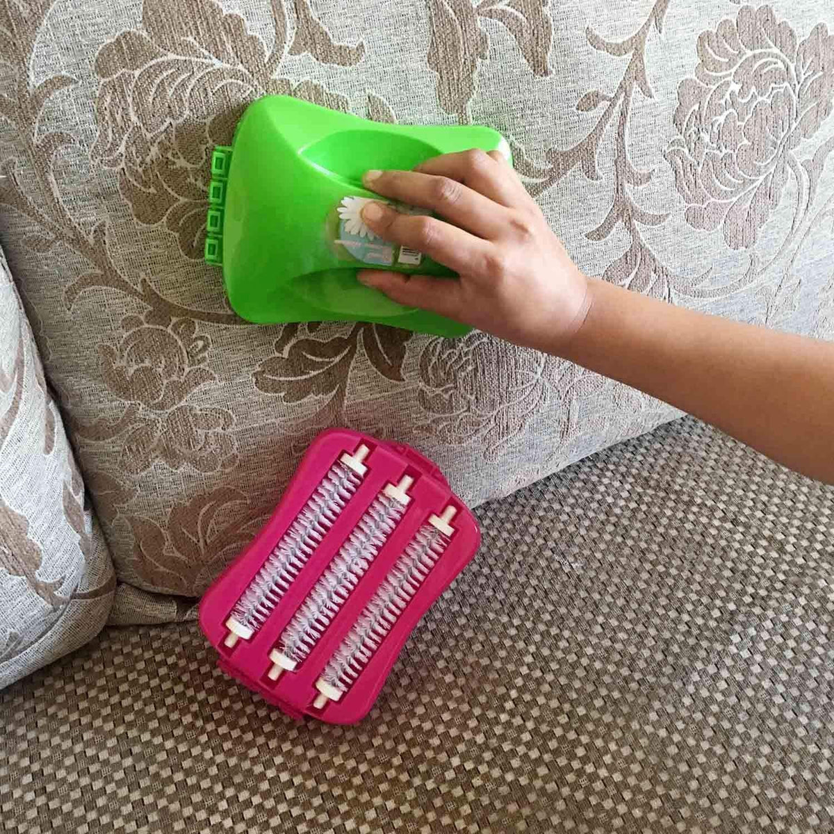 Plastic Handheld Carpet Roller Brush Cleaning with Dust & Crumb Collector HP DD