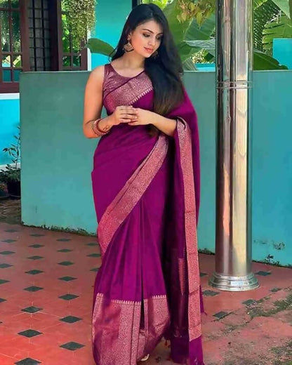 AXONIT Emerald Elegance Jacquard Silk Saree with Rich Gold Zari Pallu