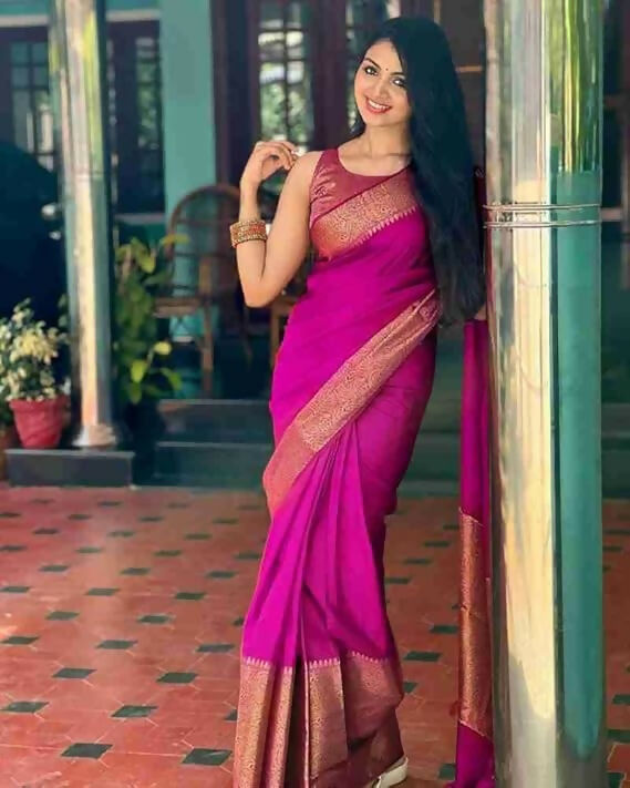 AXONIT Emerald Elegance Jacquard Silk Saree with Rich Gold Zari Pallu