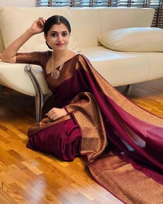 AXONIT Emerald Elegance Jacquard Silk Saree with Rich Gold Zari Pallu