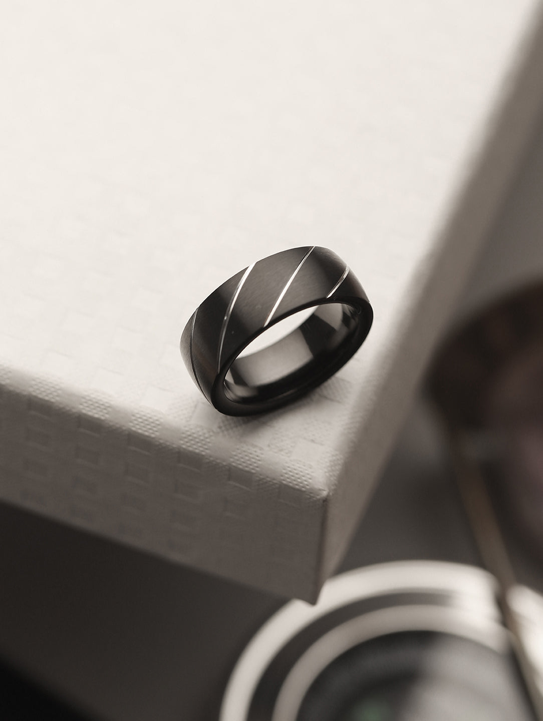 Men Platinum-Striped Black Stainless Steelv¢¬†Finger Ring