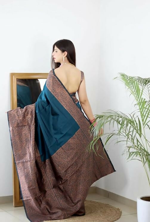 AXONIT Emerald Elegance Jacquard Silk Saree with Rich Gold Zari Pallu