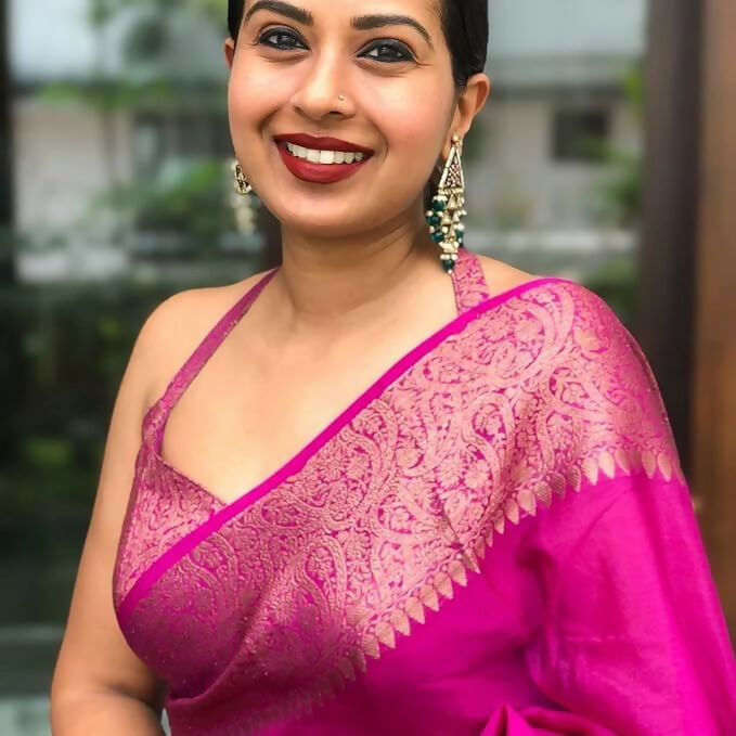 AXONIT Emerald Elegance Jacquard Silk Saree with Rich Gold Zari Pallu