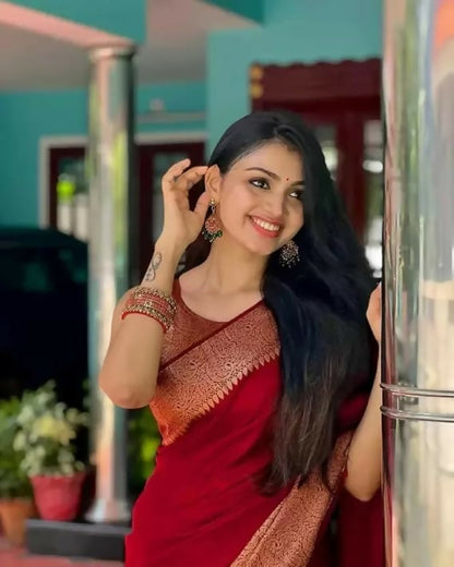 AXONIT Emerald Elegance Jacquard Silk Saree with Rich Gold Zari Pallu