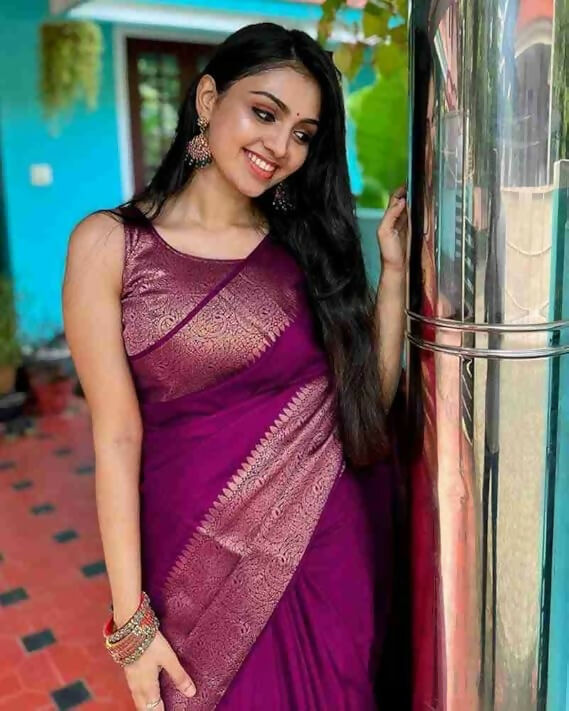 AXONIT Emerald Elegance Jacquard Silk Saree with Rich Gold Zari Pallu