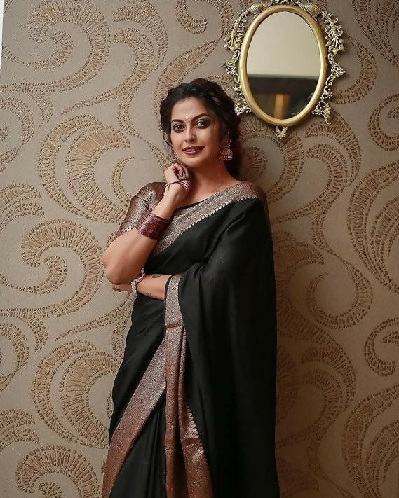 AXONIT Emerald Elegance Jacquard Silk Saree with Rich Gold Zari Pallu