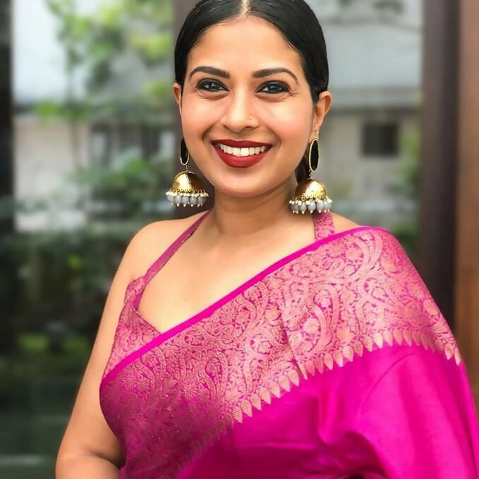 AXONIT Emerald Elegance Jacquard Silk Saree with Rich Gold Zari Pallu