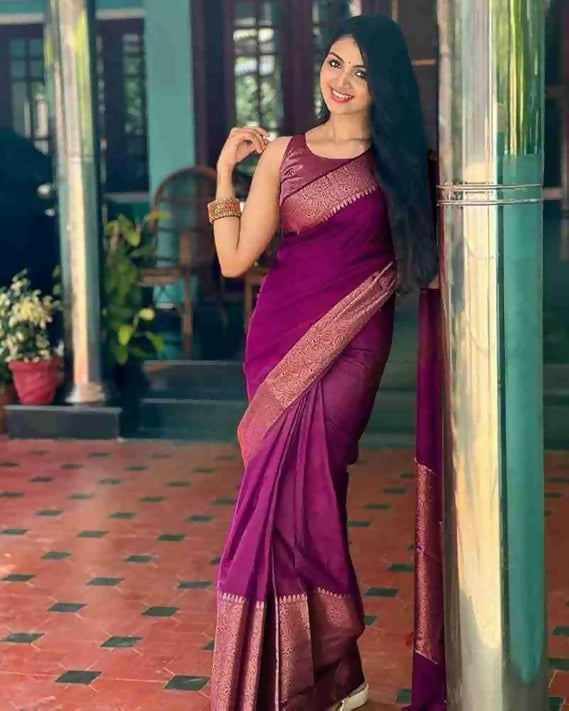 AXONIT Emerald Elegance Jacquard Silk Saree with Rich Gold Zari Pallu