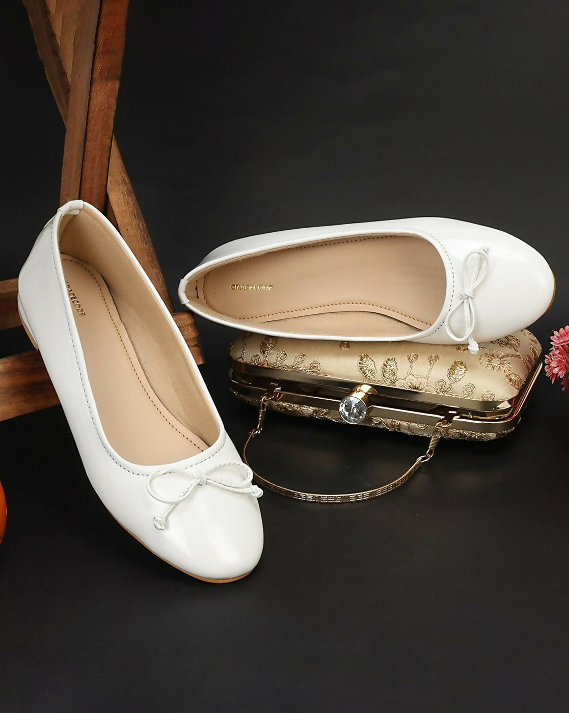 -1117Wx1400H-701481720-white-MODEL[1]