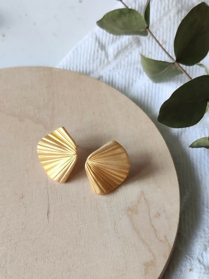 Viuhka Gold Stud Earrings