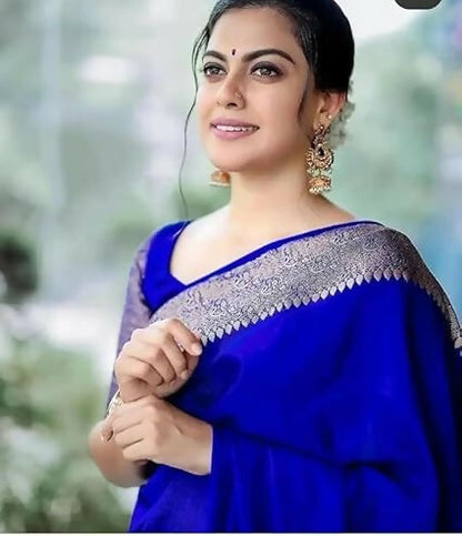 AXONIT Emerald Elegance Jacquard Silk Saree with Rich Gold Zari Pallu