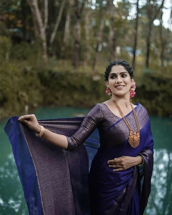 AXONIT Emerald Elegance Jacquard Silk Saree with Rich Gold Zari Pallu