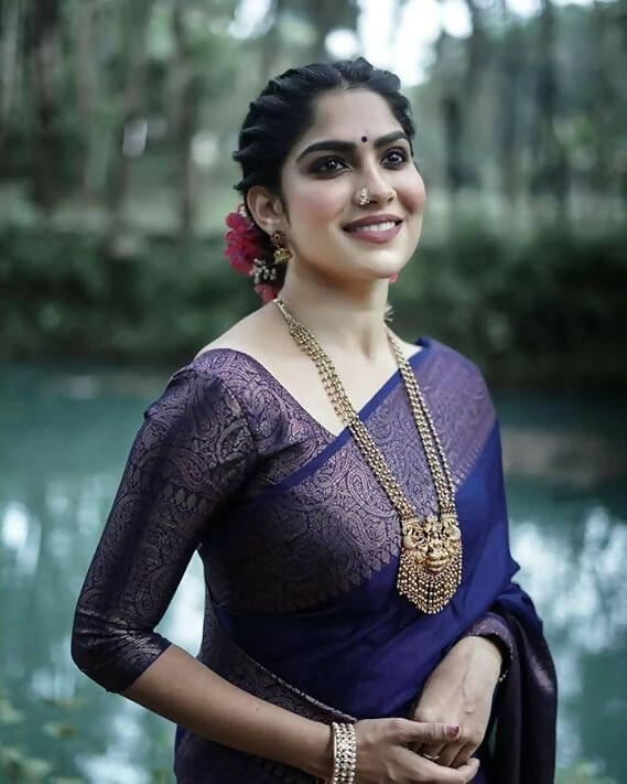 AXONIT Emerald Elegance Jacquard Silk Saree with Rich Gold Zari Pallu