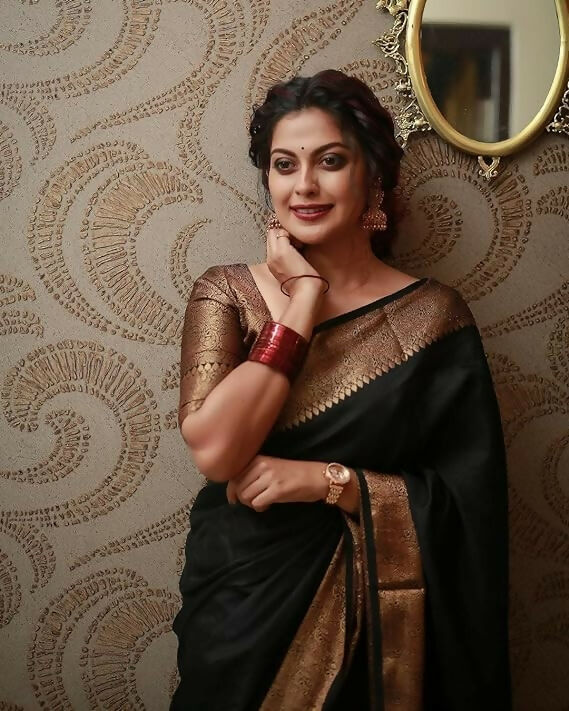 AXONIT Emerald Elegance Jacquard Silk Saree with Rich Gold Zari Pallu