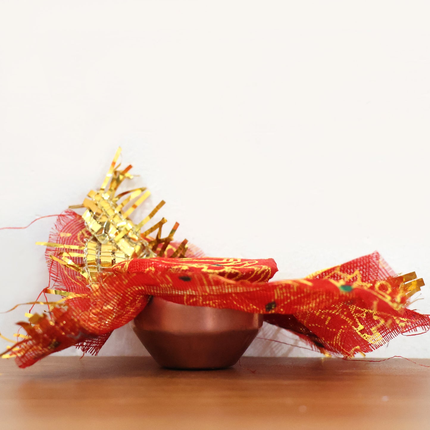 Mini Kalash Pooja Set – Decorative Copper-Style Kalash with Cloth Cover, Foil Deity/Yantra Tokens Navratna Pieces (1 Set)