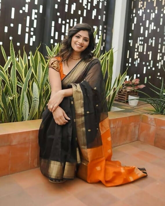 AXONIT Pure Soft Cotton Saree with Zari Checks, Golden Border & Contrast Pallu