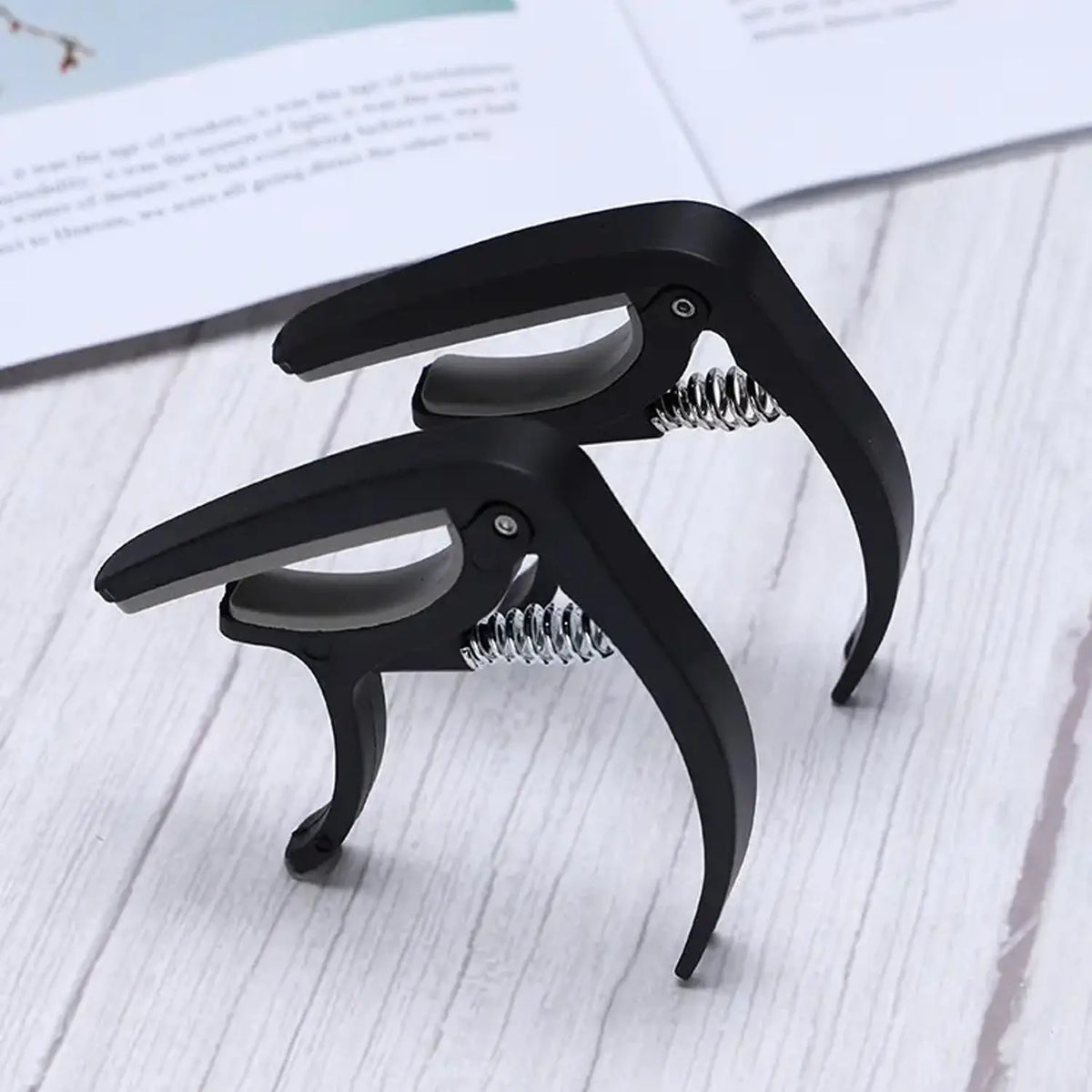 Guitar Capo With Pickup Stand Soft Pad For Acoustic And Electric Guitar Ukulele Mandolin Banjo Guitar Accessories HP DD