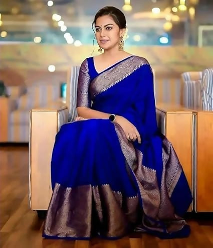 AXONIT Emerald Elegance Jacquard Silk Saree with Rich Gold Zari Pallu