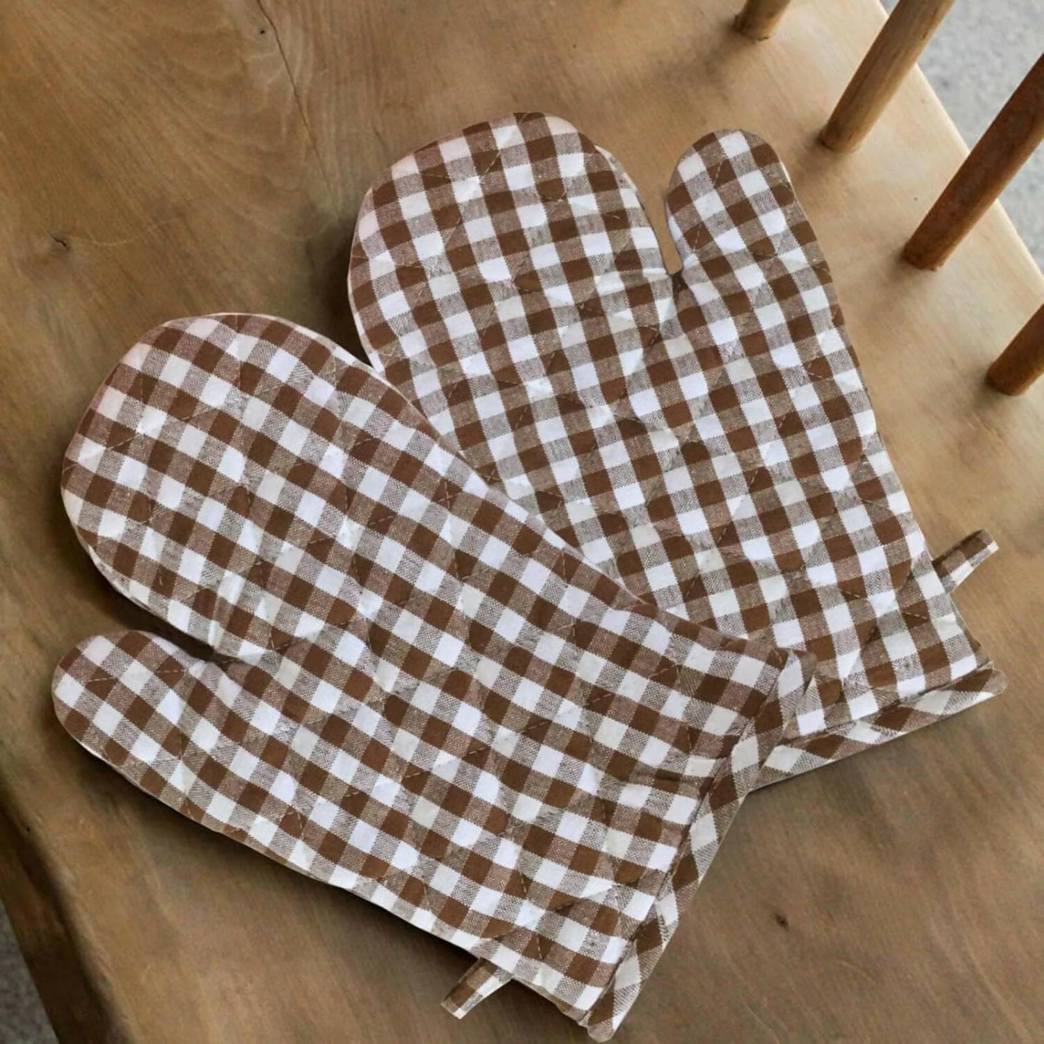 Lushomes Oven Gloves, Brown Small Checks Microwave Gloves - HalfPe