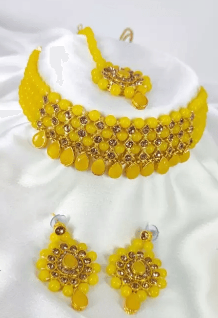 Alloy jewel set with yellow stone hangings | MANATH - halfpeapp