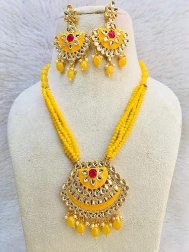 Kundan pendant necklace with earrings (yellow) - halfpeapp