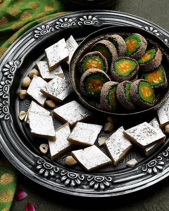 Hyperfoods Sweets Gift Hamper Gift Items For Family Sweets Anjeer Chakkar Kaju Katli Sweets - HalfPe
